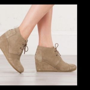 Toms Desert womens wedge ankle booties tan suede lace up boots size 8.5